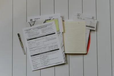 Formulario en blanco sobre escritorio